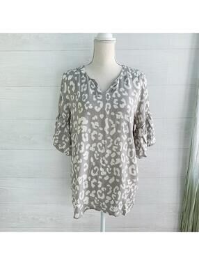 NWT Mary Square - Gray ivory abstract V-neck short bell sleeve top, M